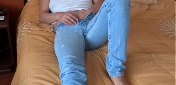  SPYING ON MOM, SHE STARTS TO GET EXCITED IN JEANS, SHE UNDRESSES TO MASTURBATE - ARDIENTES69